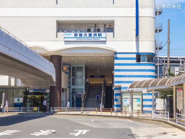 G00360368 神奈川県横須賀市久里浜２丁目 中古一戸建て 3580万円 土地面積50.56m² (約15.29坪) 建物面積110.38m² (約33.38坪) 築年月2024年03月(築1年)【周辺環境】京浜急行電鉄久里浜線「京急久里浜」駅