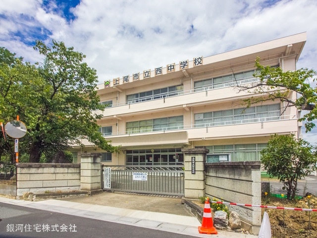 G00367838 埼玉県上尾市柏座３丁目 新築一戸建て 4099万円 土地面積138.77m² (約41.97坪) 建物面積94.40m² (約28.55坪) 間取り３ＬＤＫ 築年月2025年01月(築１年以内)【周辺環境】上尾市立西中学校