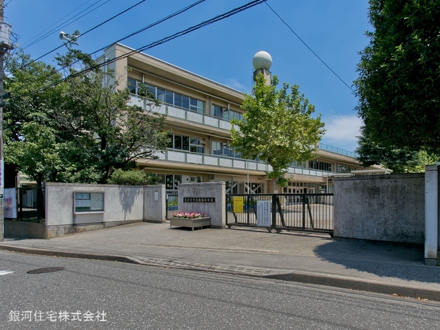 G00367846 東京都西東京市向台町４丁目 新築一戸建て 7090万円 土地面積159.49m² (約48.24坪) 建物面積104.74m² (約31.68坪) 間取り３ＳＬＤＫ 築年月2025年04月【周辺環境】西東京市立向台小学校