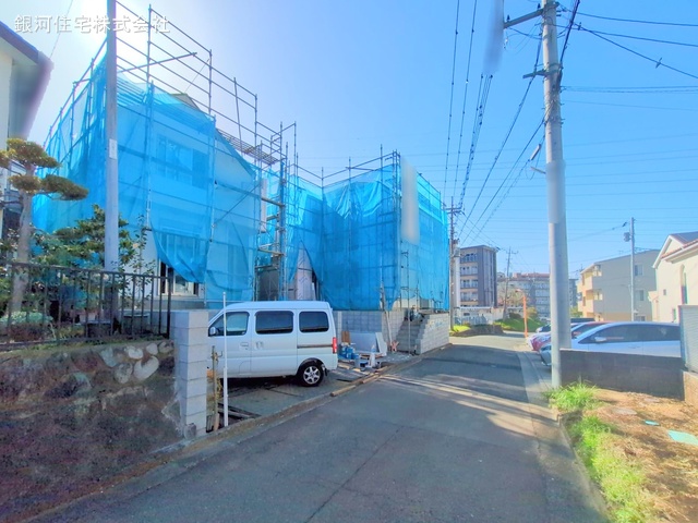 G00367922 神奈川県伊勢原市八幡台１丁目 新築一戸建て 3999万円 土地面積121.22m² (約36.66坪) 建物面積108.27m² (約32.75坪) 間取り４ＬＤＫ 築年月2025年05月【外観3】