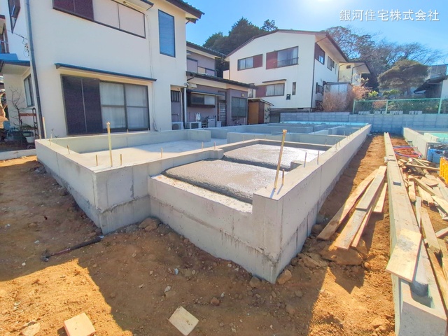 G00367922 神奈川県伊勢原市八幡台１丁目 新築一戸建て 3999万円 土地面積121.22m² (約36.66坪) 建物面積108.27m² (約32.75坪) 間取り４ＬＤＫ 築年月2025年05月【外観7】