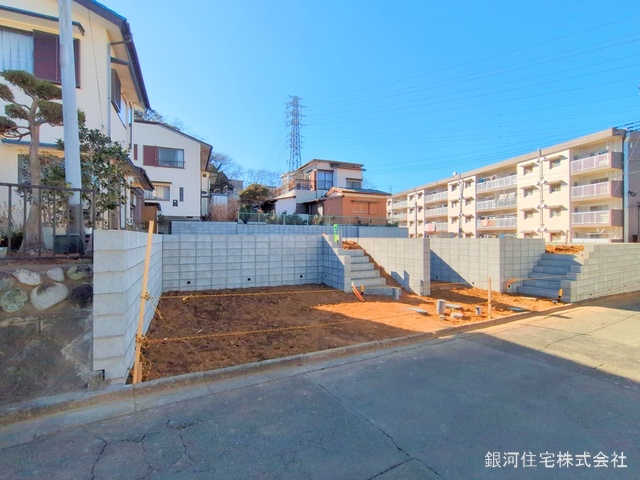G00367922 神奈川県伊勢原市八幡台１丁目 新築一戸建て 3999万円 土地面積121.22m² (約36.66坪) 建物面積108.27m² (約32.75坪) 間取り４ＬＤＫ 築年月2025年05月【外観10】