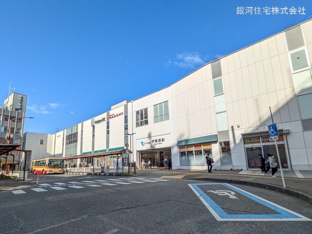 G00367922 神奈川県伊勢原市八幡台１丁目 新築一戸建て 3999万円 土地面積121.22m² (約36.66坪) 建物面積108.27m² (約32.75坪) 間取り４ＬＤＫ 築年月2025年05月【周辺環境】小田急電鉄小田原線「伊勢原」駅