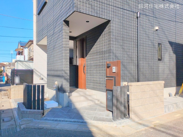 G00367930 埼玉県川口市大字安行領根岸 新築一戸建て 5190万円 土地面積77.70m² (約23.50坪) 建物面積137.03m² (約41.45坪) 間取り３ＳＬＤＫ 築年月2024年12月(築１年以内)【外観5】