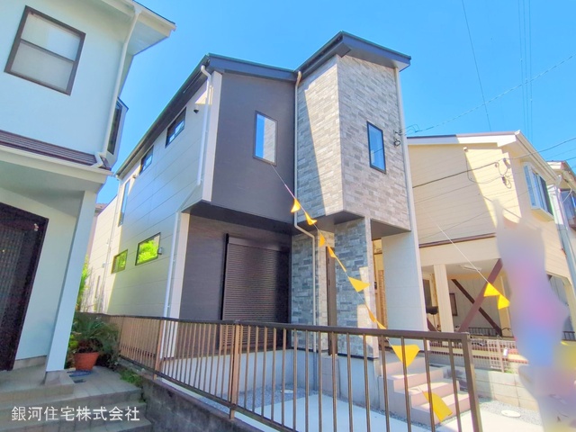 G00370109 埼玉県草加市氷川町 新築一戸建て 4799万円 土地面積100.53m² (約30.41坪) 建物面積101.96m² (約30.84坪) 間取り３ＬＤＫ 築年月2024年12月(築１年以内)【外観2】