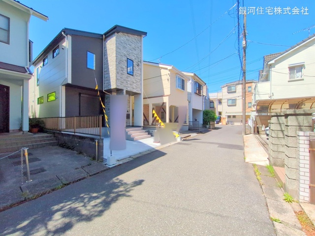 G00370109 埼玉県草加市氷川町 新築一戸建て 4799万円 土地面積100.53m² (約30.41坪) 建物面積101.96m² (約30.84坪) 間取り３ＬＤＫ 築年月2024年12月(築１年以内)【外観3】