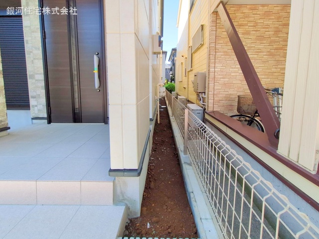G00370109 埼玉県草加市氷川町 新築一戸建て 4799万円 土地面積100.53m² (約30.41坪) 建物面積101.96m² (約30.84坪) 間取り３ＬＤＫ 築年月2024年12月(築１年以内)【外観4】