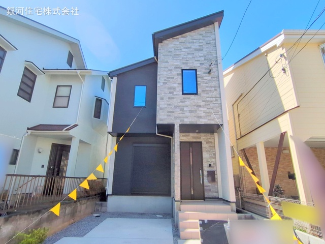 G00370109 埼玉県草加市氷川町 新築一戸建て 4799万円 土地面積100.53m² (約30.41坪) 建物面積101.96m² (約30.84坪) 間取り３ＬＤＫ 築年月2024年12月(築１年以内)【外観8】