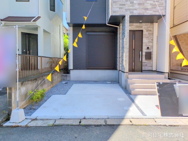 G00370109 埼玉県草加市氷川町 新築一戸建て 4799万円 土地面積100.53m² (約30.41坪) 建物面積101.96m² (約30.84坪) 間取り３ＬＤＫ 築年月2024年12月(築１年以内)【外観9】