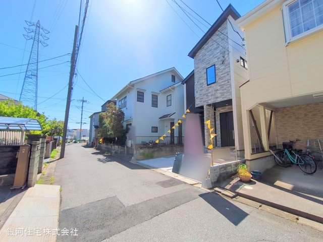 G00370109 埼玉県草加市氷川町 新築一戸建て 4799万円 土地面積100.53m² (約30.41坪) 建物面積101.96m² (約30.84坪) 間取り３ＬＤＫ 築年月2024年12月(築１年以内)【外観11】
