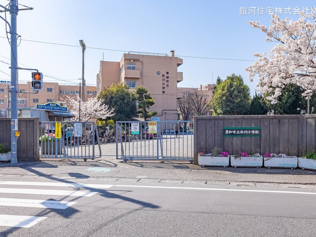 G00370109 埼玉県草加市氷川町 新築一戸建て 4799万円 土地面積100.53m² (約30.41坪) 建物面積101.96m² (約30.84坪) 間取り３ＬＤＫ 築年月2024年12月(築１年以内)【周辺環境】草加市立氷川小学校