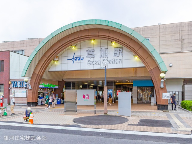 G00370109 埼玉県草加市氷川町 新築一戸建て 4799万円 土地面積100.53m² (約30.41坪) 建物面積101.96m² (約30.84坪) 間取り３ＬＤＫ 築年月2024年12月(築１年以内)【周辺環境】東武伊勢崎・大師線「草加」駅