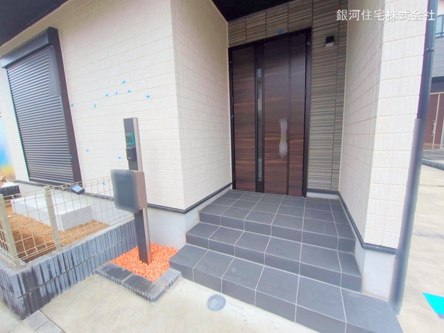 G00371480 千葉県市川市菅野４丁目 新築一戸建て 6790万円 土地面積92.83m² (約28.08坪) 建物面積90.25m² (約27.30坪) 間取り４ＬＤＫ 築年月2025年04月(築１年以内)【外観7】