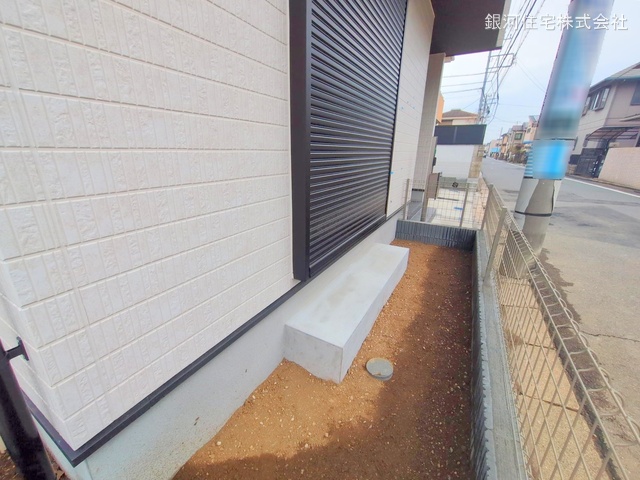 G00371480 千葉県市川市菅野４丁目 新築一戸建て 6790万円 土地面積92.83m² (約28.08坪) 建物面積90.25m² (約27.30坪) 間取り４ＬＤＫ 築年月2025年04月(築１年以内)【外観10】