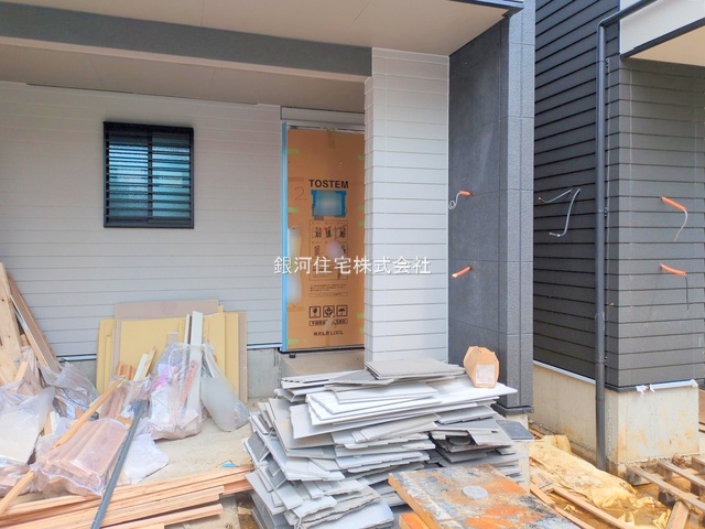 G00375787 千葉県市川市南八幡５丁目 新築一戸建て 7499万円 土地面積77.14m² (約23.33坪) 建物面積94.42m² (約28.56坪) 築年月2025年06月(築１年以内)【外観7】