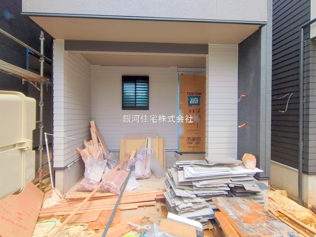G00375787 千葉県市川市南八幡５丁目 新築一戸建て 7499万円 土地面積77.14m² (約23.33坪) 建物面積94.42m² (約28.56坪) 築年月2025年06月(築１年以内)【外観9】