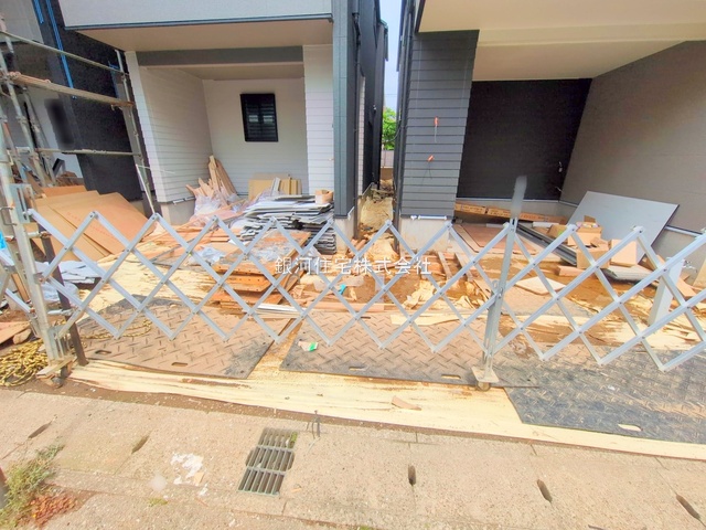 G00375787 千葉県市川市南八幡５丁目 新築一戸建て 7499万円 土地面積77.14m² (約23.33坪) 建物面積94.42m² (約28.56坪) 築年月2025年06月(築１年以内)【外観10】