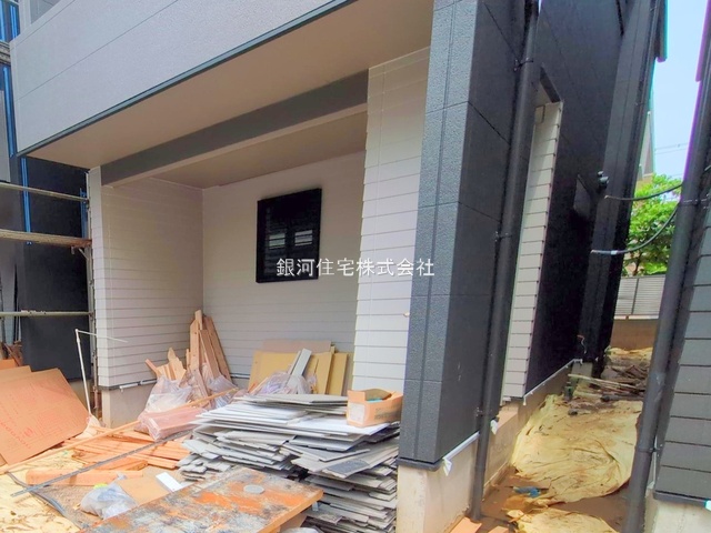 G00375787 千葉県市川市南八幡５丁目 新築一戸建て 7499万円 土地面積77.14m² (約23.33坪) 建物面積94.42m² (約28.56坪) 築年月2025年06月(築１年以内)【外観11】