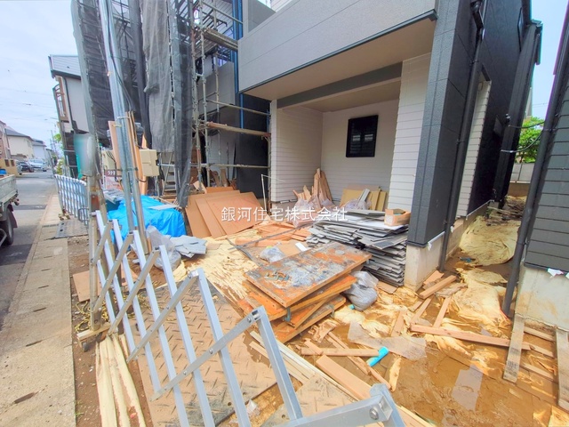 G00375787 千葉県市川市南八幡５丁目 新築一戸建て 7499万円 土地面積77.14m² (約23.33坪) 建物面積94.42m² (約28.56坪) 築年月2025年06月(築１年以内)【外観14】