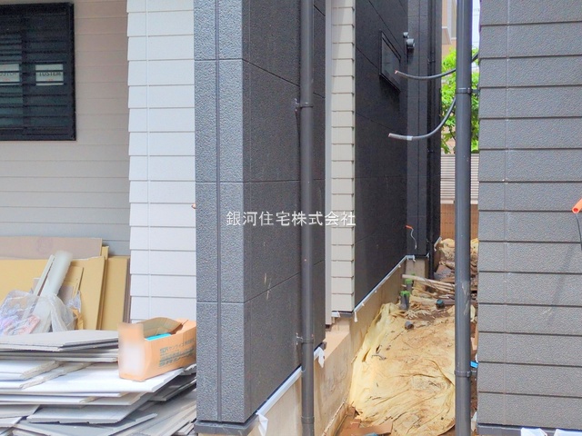 G00375787 千葉県市川市南八幡５丁目 新築一戸建て 7499万円 土地面積77.14m² (約23.33坪) 建物面積94.42m² (約28.56坪) 築年月2025年06月(築１年以内)【外観15】