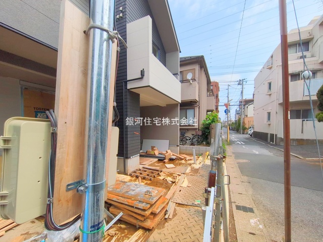 G00375787 千葉県市川市南八幡５丁目 新築一戸建て 7499万円 土地面積77.14m² (約23.33坪) 建物面積94.42m² (約28.56坪) 築年月2025年06月(築１年以内)【外観16】