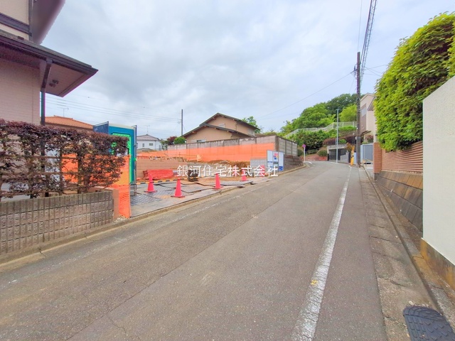 G00375810 東京都八王子市めじろ台１丁目 新築一戸建て 6390万円 土地面積283.00m² (約85.60坪) 建物面積107.78m² (約32.60坪) 間取り４ＬＤＫ 築年月2025年09月【外観6】