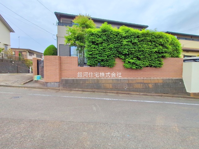 G00375810 東京都八王子市めじろ台１丁目 新築一戸建て 6390万円 土地面積283.00m² (約85.60坪) 建物面積107.78m² (約32.60坪) 間取り４ＬＤＫ 築年月2025年09月【外観12】