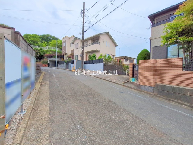 G00375810 東京都八王子市めじろ台１丁目 新築一戸建て 6390万円 土地面積283.00m² (約85.60坪) 建物面積107.78m² (約32.60坪) 間取り４ＬＤＫ 築年月2025年09月【外観13】