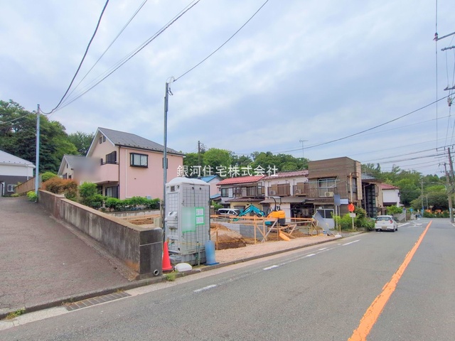 G00375818 神奈川県横浜市鶴見区下末吉６丁目 新築一戸建て 5680万円 土地面積125.01m² (約37.81坪) 建物面積99.98m² (約30.24坪) 間取り４ＬＤＫ 築年月2025年09月【外観6】