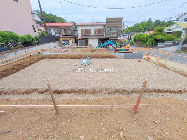 G00375818 神奈川県横浜市鶴見区下末吉６丁目 新築一戸建て 5680万円 土地面積125.01m² (約37.81坪) 建物面積99.98m² (約30.24坪) 間取り４ＬＤＫ 築年月2025年09月【外観7】