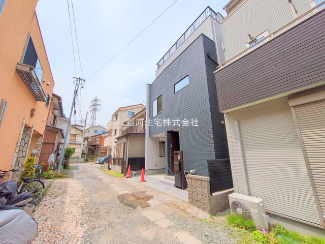 G00375842 埼玉県さいたま市浦和区元町２丁目 新築一戸建て 6190万円 土地面積56.71m² (約17.15坪) 建物面積99.68m² (約30.15坪) 間取り２ＳＬＤＫ 築年月2025年06月(築１年以内)【外観3】