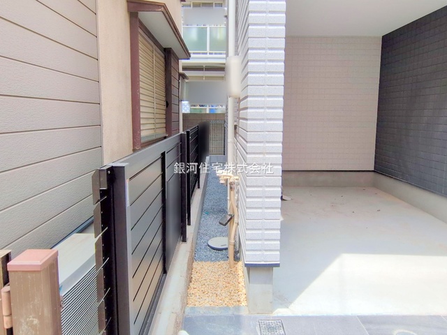 G00375842 埼玉県さいたま市浦和区元町２丁目 新築一戸建て 6190万円 土地面積56.71m² (約17.15坪) 建物面積99.68m² (約30.15坪) 間取り２ＳＬＤＫ 築年月2025年06月(築１年以内)【外観5】