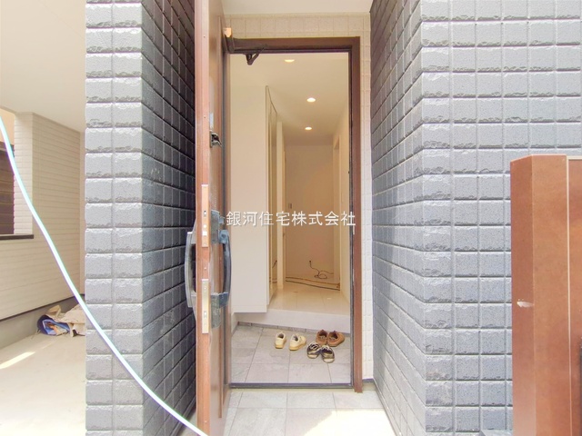 G00375842 埼玉県さいたま市浦和区元町２丁目 新築一戸建て 6190万円 土地面積56.71m² (約17.15坪) 建物面積99.68m² (約30.15坪) 間取り２ＳＬＤＫ 築年月2025年06月(築１年以内)【外観7】