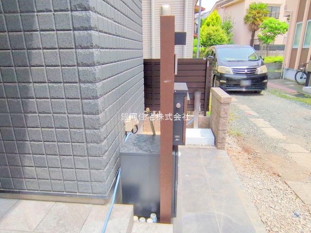 G00375842 埼玉県さいたま市浦和区元町２丁目 新築一戸建て 6190万円 土地面積56.71m² (約17.15坪) 建物面積99.68m² (約30.15坪) 間取り２ＳＬＤＫ 築年月2025年06月(築１年以内)【外観8】