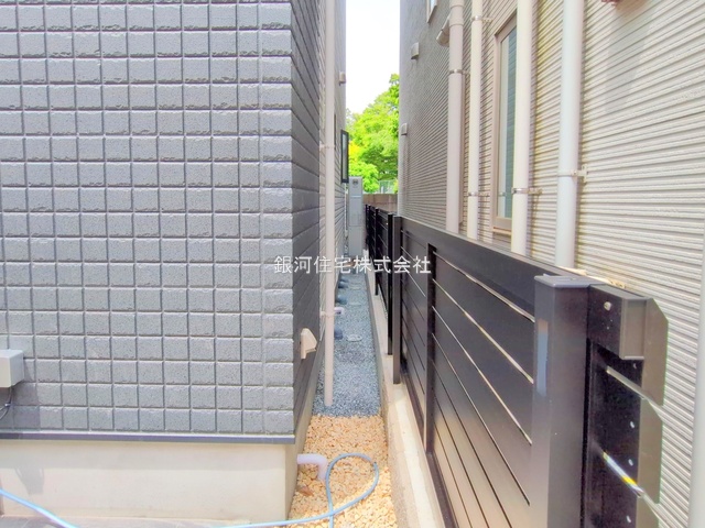 G00375842 埼玉県さいたま市浦和区元町２丁目 新築一戸建て 6190万円 土地面積56.71m² (約17.15坪) 建物面積99.68m² (約30.15坪) 間取り２ＳＬＤＫ 築年月2025年06月(築１年以内)【外観13】