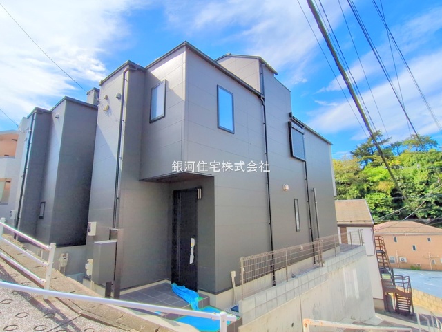 G00377461 神奈川県横浜市港南区港南１丁目 新築一戸建て 4680万円 土地面積70.98m² (約21.47坪) 建物面積77.83m² (約23.54坪) 間取り３ＬＤＫ 築年月2025年09月(築１年以内)【外観2】