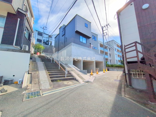 G00377461 神奈川県横浜市港南区港南１丁目 新築一戸建て 4680万円 土地面積70.98m² (約21.47坪) 建物面積77.83m² (約23.54坪) 間取り３ＬＤＫ 築年月2025年09月(築１年以内)【外観3】