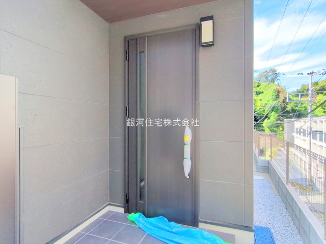 G00377461 神奈川県横浜市港南区港南１丁目 新築一戸建て 4680万円 土地面積70.98m² (約21.47坪) 建物面積77.83m² (約23.54坪) 間取り３ＬＤＫ 築年月2025年09月(築１年以内)【外観5】