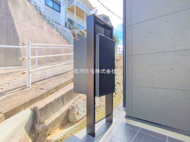 G00377461 神奈川県横浜市港南区港南１丁目 新築一戸建て 4680万円 土地面積70.98m² (約21.47坪) 建物面積77.83m² (約23.54坪) 間取り３ＬＤＫ 築年月2025年09月(築１年以内)【外観6】