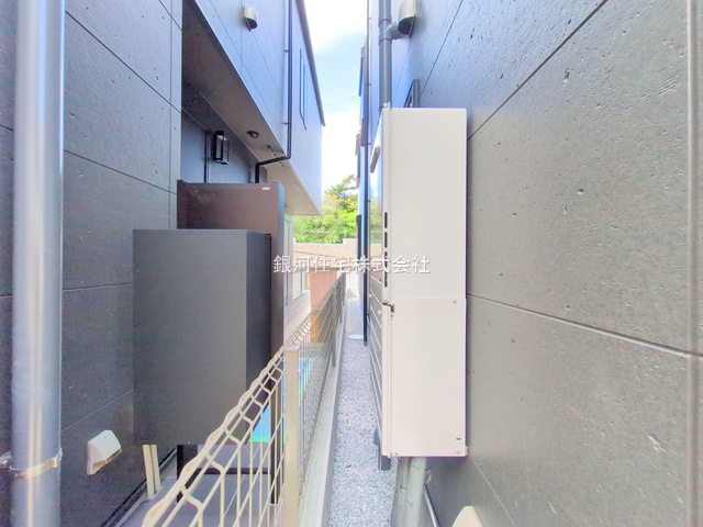 G00377461 神奈川県横浜市港南区港南１丁目 新築一戸建て 4680万円 土地面積70.98m² (約21.47坪) 建物面積77.83m² (約23.54坪) 間取り３ＬＤＫ 築年月2025年09月(築１年以内)【外観7】