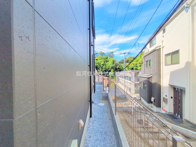 G00377461 神奈川県横浜市港南区港南１丁目 新築一戸建て 4680万円 土地面積70.98m² (約21.47坪) 建物面積77.83m² (約23.54坪) 間取り３ＬＤＫ 築年月2025年09月(築１年以内)【外観8】