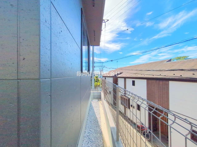 G00377461 神奈川県横浜市港南区港南１丁目 新築一戸建て 4680万円 土地面積70.98m² (約21.47坪) 建物面積77.83m² (約23.54坪) 間取り３ＬＤＫ 築年月2025年09月(築１年以内)【外観9】