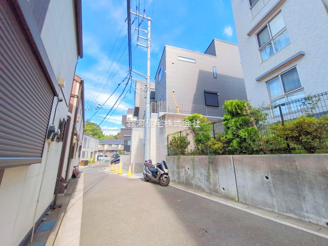 G00377461 神奈川県横浜市港南区港南１丁目 新築一戸建て 4680万円 土地面積70.98m² (約21.47坪) 建物面積77.83m² (約23.54坪) 間取り３ＬＤＫ 築年月2025年09月(築１年以内)【外観10】