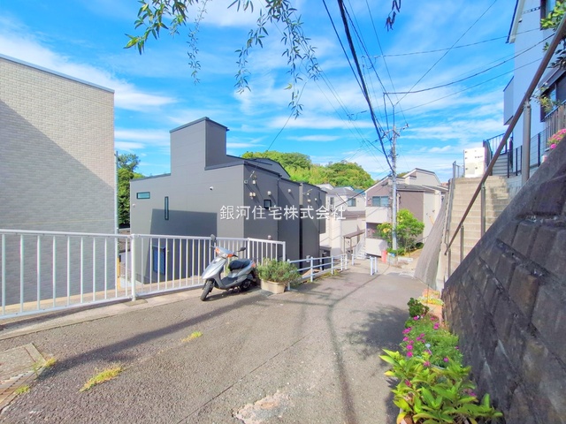 G00377461 神奈川県横浜市港南区港南１丁目 新築一戸建て 4680万円 土地面積70.98m² (約21.47坪) 建物面積77.83m² (約23.54坪) 間取り３ＬＤＫ 築年月2025年09月(築１年以内)【外観11】