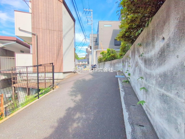 G00377461 神奈川県横浜市港南区港南１丁目 新築一戸建て 4680万円 土地面積70.98m² (約21.47坪) 建物面積77.83m² (約23.54坪) 間取り３ＬＤＫ 築年月2025年09月(築１年以内)【外観13】