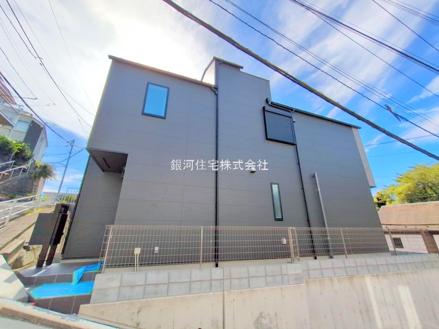 G00377461 神奈川県横浜市港南区港南１丁目 新築一戸建て 4680万円 土地面積70.98m² (約21.47坪) 建物面積77.83m² (約23.54坪) 間取り３ＬＤＫ 築年月2025年09月(築１年以内)【外観16】
