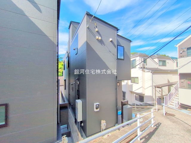 G00377461 神奈川県横浜市港南区港南１丁目 新築一戸建て 4680万円 土地面積70.98m² (約21.47坪) 建物面積77.83m² (約23.54坪) 間取り３ＬＤＫ 築年月2025年09月(築１年以内)【外観18】