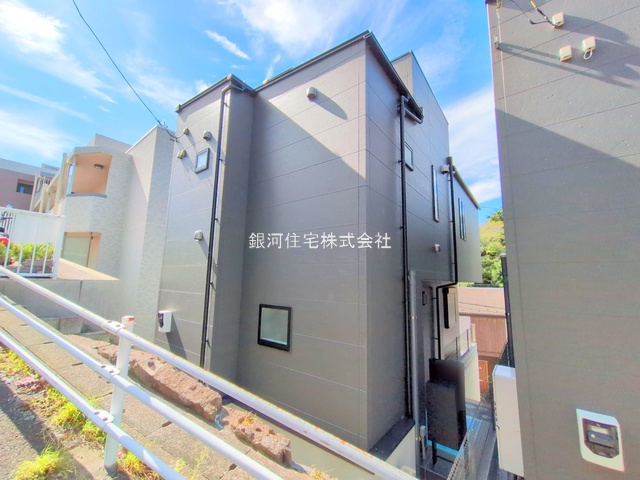 G00377462 神奈川県横浜市港南区港南１丁目 新築一戸建て 4580万円 土地面積73.33m² (約22.18坪) 建物面積77.62m² (約23.48坪) 間取り２ＳＬＤＫ 築年月2025年09月(築１年以内)【外観2】