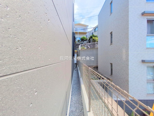 G00377462 神奈川県横浜市港南区港南１丁目 新築一戸建て 4580万円 土地面積73.33m² (約22.18坪) 建物面積77.62m² (約23.48坪) 間取り２ＳＬＤＫ 築年月2025年09月(築１年以内)【外観7】