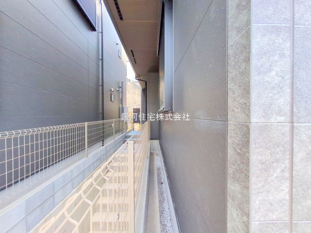 G00377462 神奈川県横浜市港南区港南１丁目 新築一戸建て 4580万円 土地面積73.33m² (約22.18坪) 建物面積77.62m² (約23.48坪) 間取り２ＳＬＤＫ 築年月2025年09月(築１年以内)【外観8】